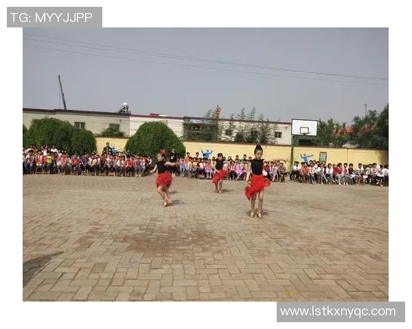 快乐踢球梦想起航小学足球板报展示孩子们的激情与团队精神