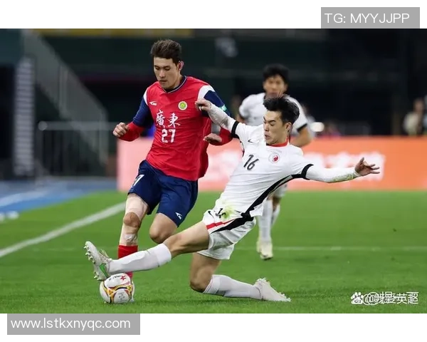 足球运动员在比赛中遭遇意外受伤要害被踢引发广泛关注与讨论